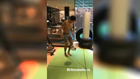 Neymar hoping juggling trickery can inspire comeback