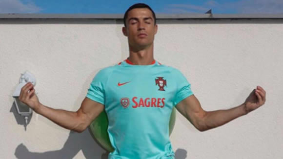 Cristiano Ronaldo meditates with Portugal