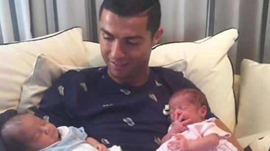 Ronaldo presents his newborn twins to the world