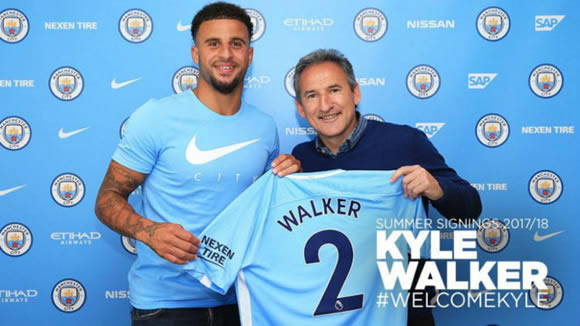 Manchester City sign full back Walker from Tottenham