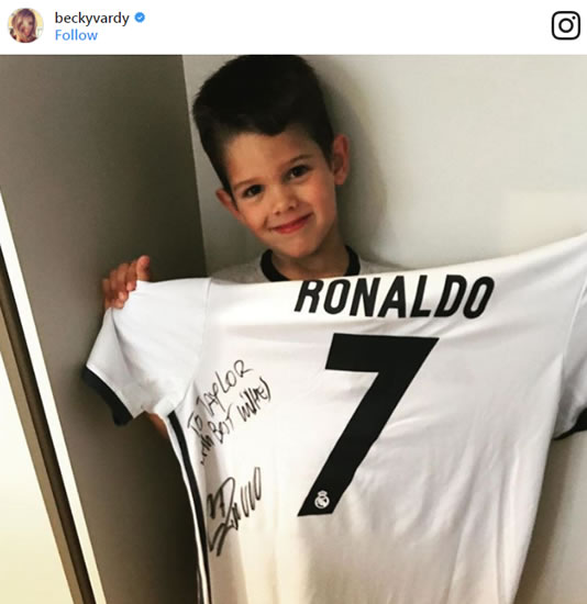 Taylor Vardy gets shirt signed by Cristiano Ronaldo