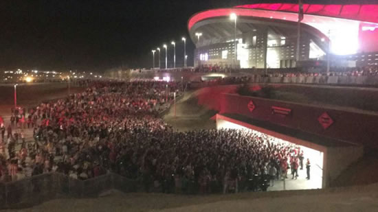 Supporters met with huge Metro queues outside the Wanda Metropolitano