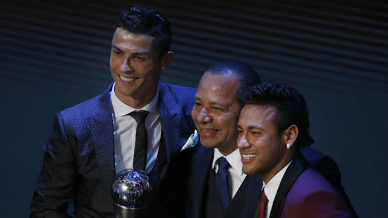 Neymar insisted on taking a photo with Ronaldo