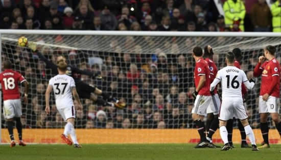 Manchester United 2 - 2 Burnley: Jesse Lingard's double spares Manchester United's blushes in draw with Burnley
