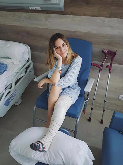 Manchester United star David De Gea's girlfriend Edurne Garcia bedridden in hospital after knee surgery and left needing crutches