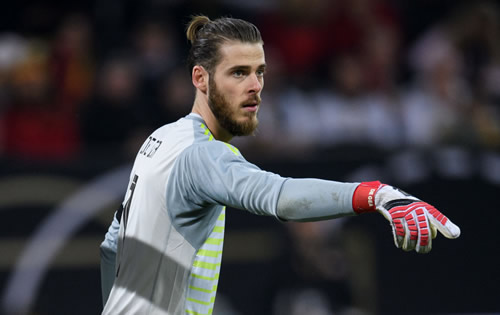 Manchester United fans plead club to offer David de Gea new contract