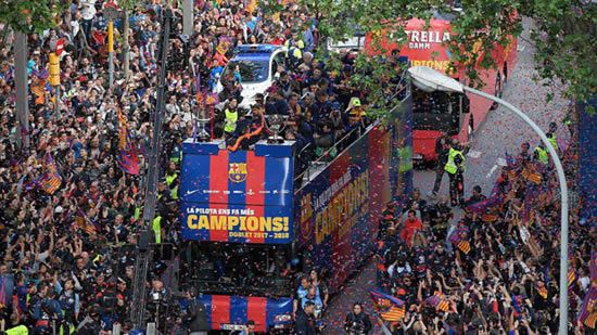 Messi and Iniesta, the Kings of the champions parade