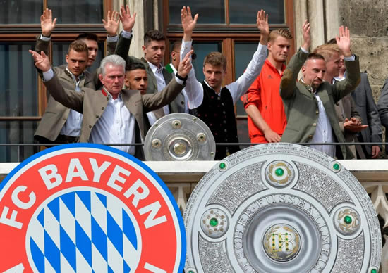 Thousands of Bayern Munich fans pay tribute to retiring Jupp Heynckes