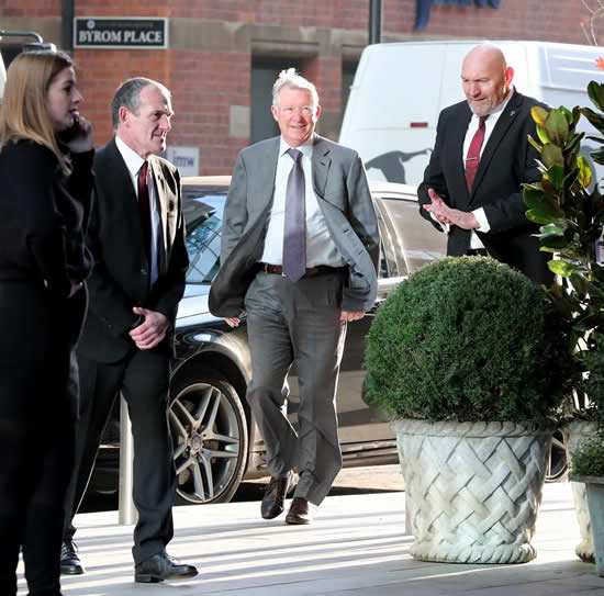 Fergie enjoys Christmas lunch in Manchester joined by Neville, Scholes, Giggs and Butt