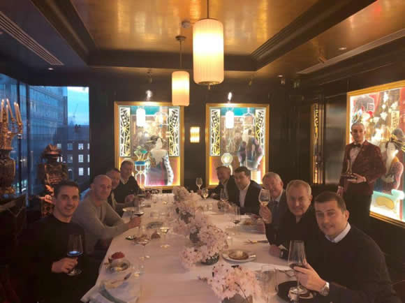 Fergie enjoys Christmas lunch in Manchester joined by Neville, Scholes, Giggs and Butt