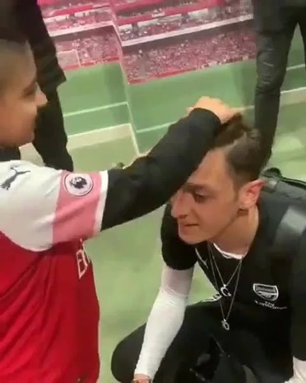 Arsenal captain Mesut Ozil shows class by letting young blind fan feel his face