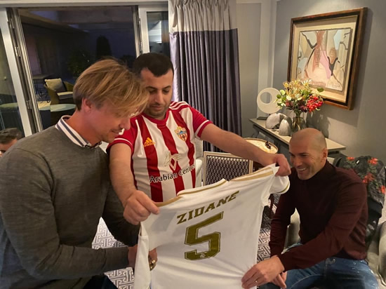 Zidane meets Almeria's owner, who recreates the infamous headbutt on Materazzi