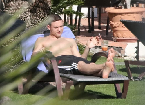 Bruno Fernandes and Man Utd squad relax on sun loungers during break from mid-winter Marbella training
