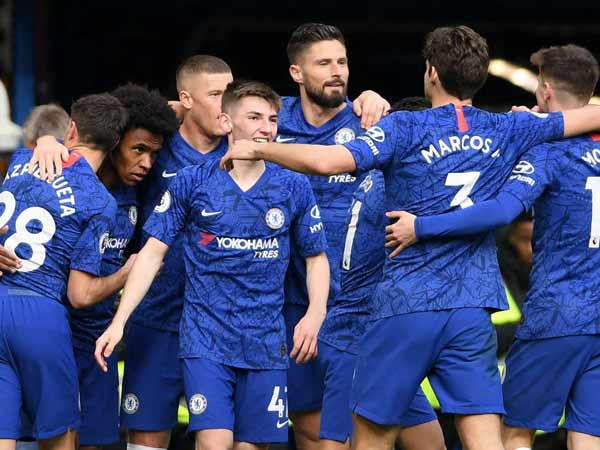 Chelsea 4-0 Everton: Ancelotti swept aside on Stamford Bridge return