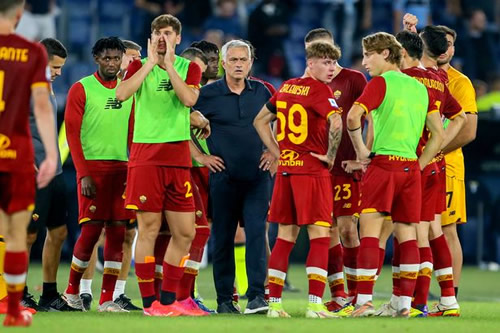Mourinho keeps Roma team on pitch for full-time team talk after losing to Sarri's Lazio