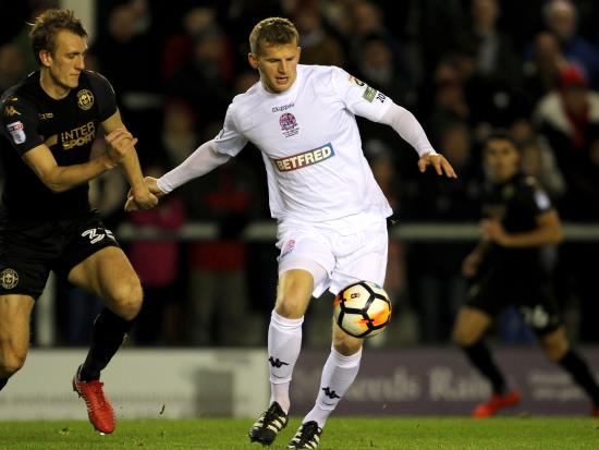 Danny Rowe strikes late as Fylde beat Gateshead