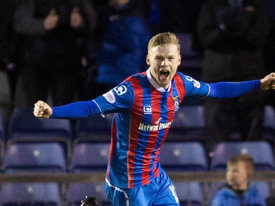 Staggies chop down Thistle to go top