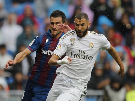Karim Benzema scores twice as Real Madrid hold on to beat Levante
