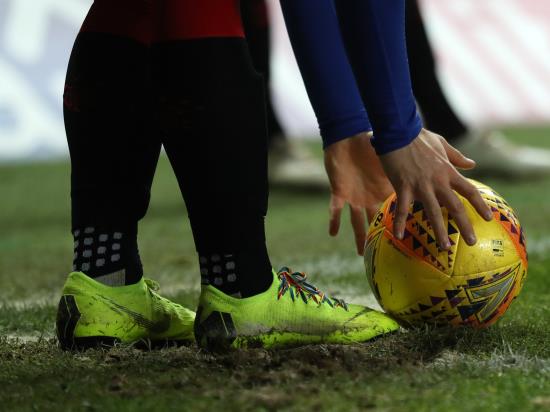 Cheek helps Bromley extend lead at top