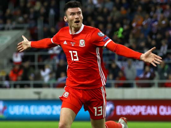 Kieffer Moore scores as Wales keep Euro 2020 hopes alive