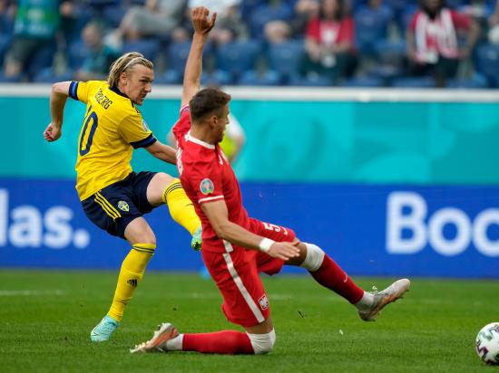 Sweden top Group E with last-gasp win over Poland