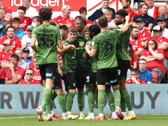 Ten-man Bournemouth hold on for victory at Forest