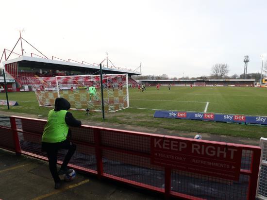 Rhys Oates strikes late to give Mansfield win at Crawley