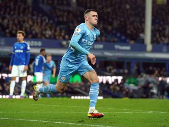 Manchester City march on after narrow in controversial circumstances at Everton