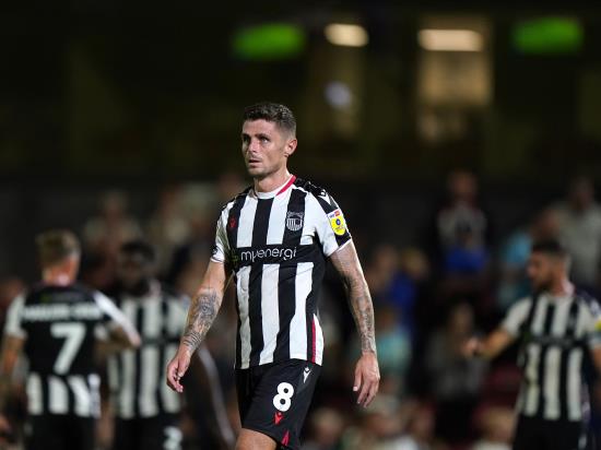 Grimsby maintain fine away form with win over 10-man Stockport