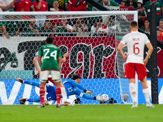 Robert Lewandowski sees penalty saved as Poland are held by Mexico