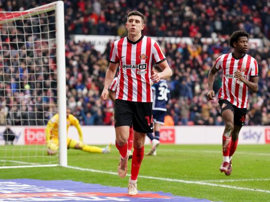 Sunderland close in on play-off places with victory over 10-man Middlesbrough