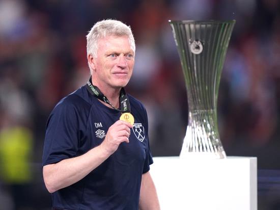 David Moyes hands over medal to his father after West Ham end wait for trophy