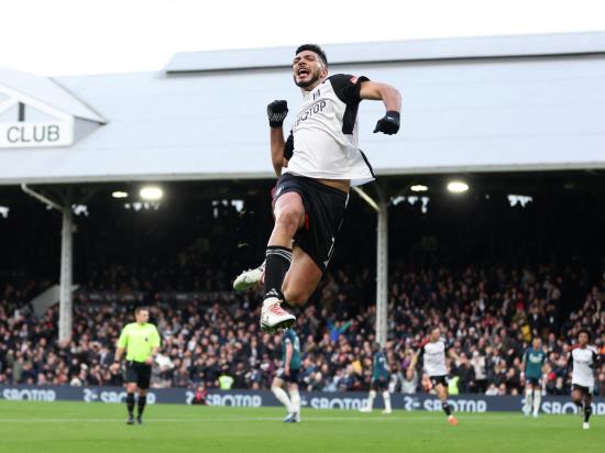 Fulham deny Arsenal chance to go top with victory at Craven Cottage
