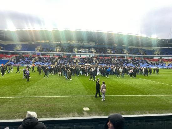 Reading-Port Vale abandoned as protesting home fans refuse to leave pitch