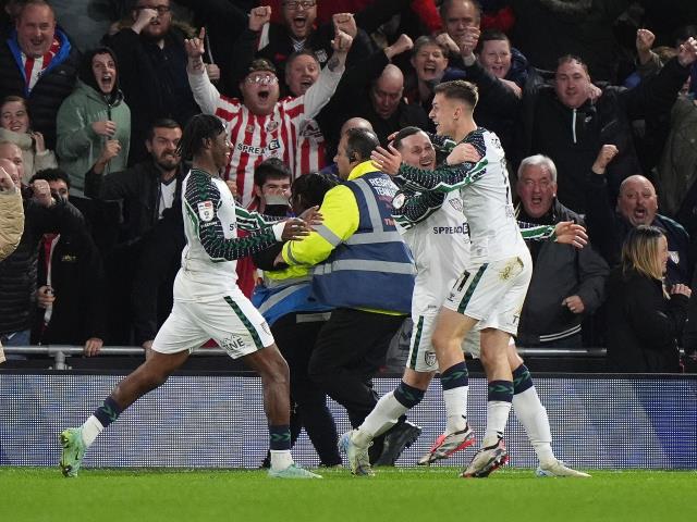 Sunderland edge past Luton to extend lead at Championship summit