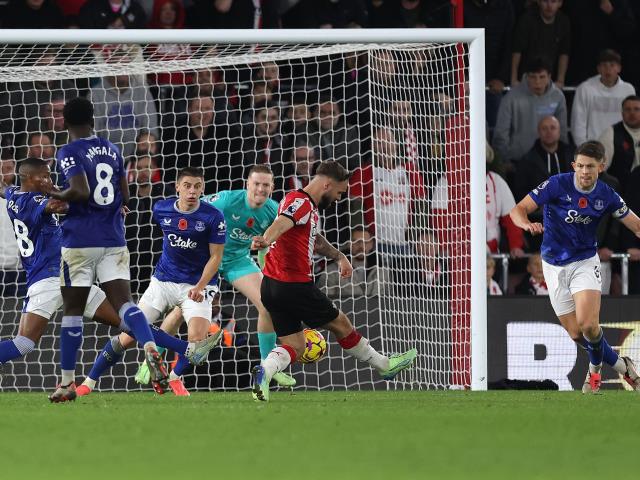 Southampton beat Everton with late winner to claim first league victory