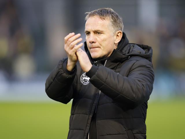 Phil Parkinson applauds Steven Fletcher after decisive moment at Huddersfield