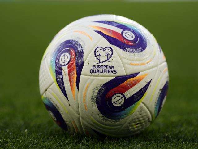 Ten-man Falkirk beaten by Raith as late goals keep title race alive