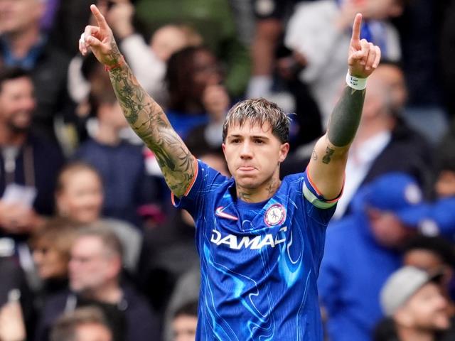 Chelsea beat lacklustre Liverpool to boost Champions League hopes