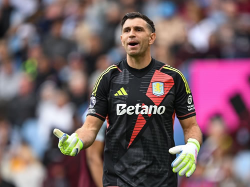 MAR THE MERRIER Emi Martinez ‘wanted by Man Utd and Barcelona’ in shock transfer after keeper hints at Aston Villa exit