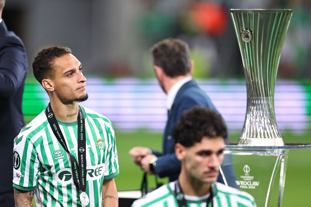 Antony offers update on Man Utd future as Real Betis loan comes to sorry end