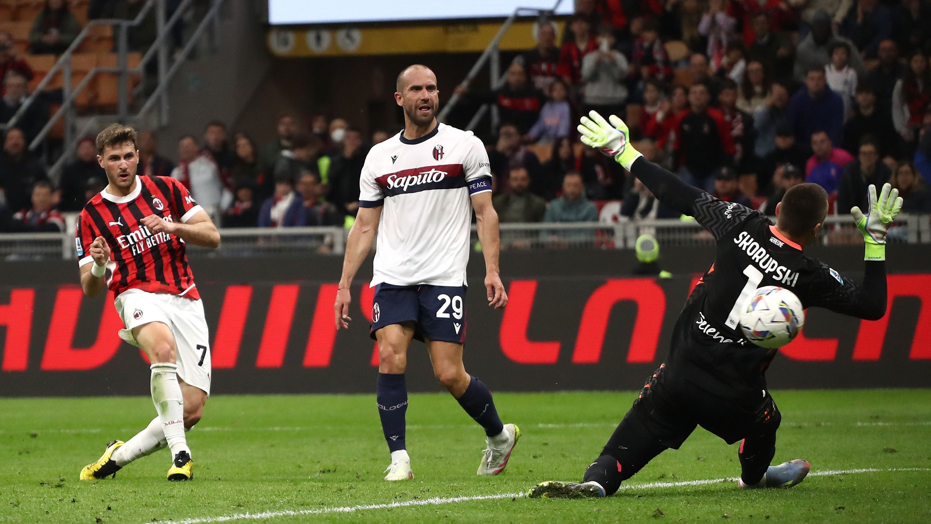 ‘We trust him, but we’re seeking another striker’ - AC Milan director says club wants competition for Mexico's Santiago Giménez