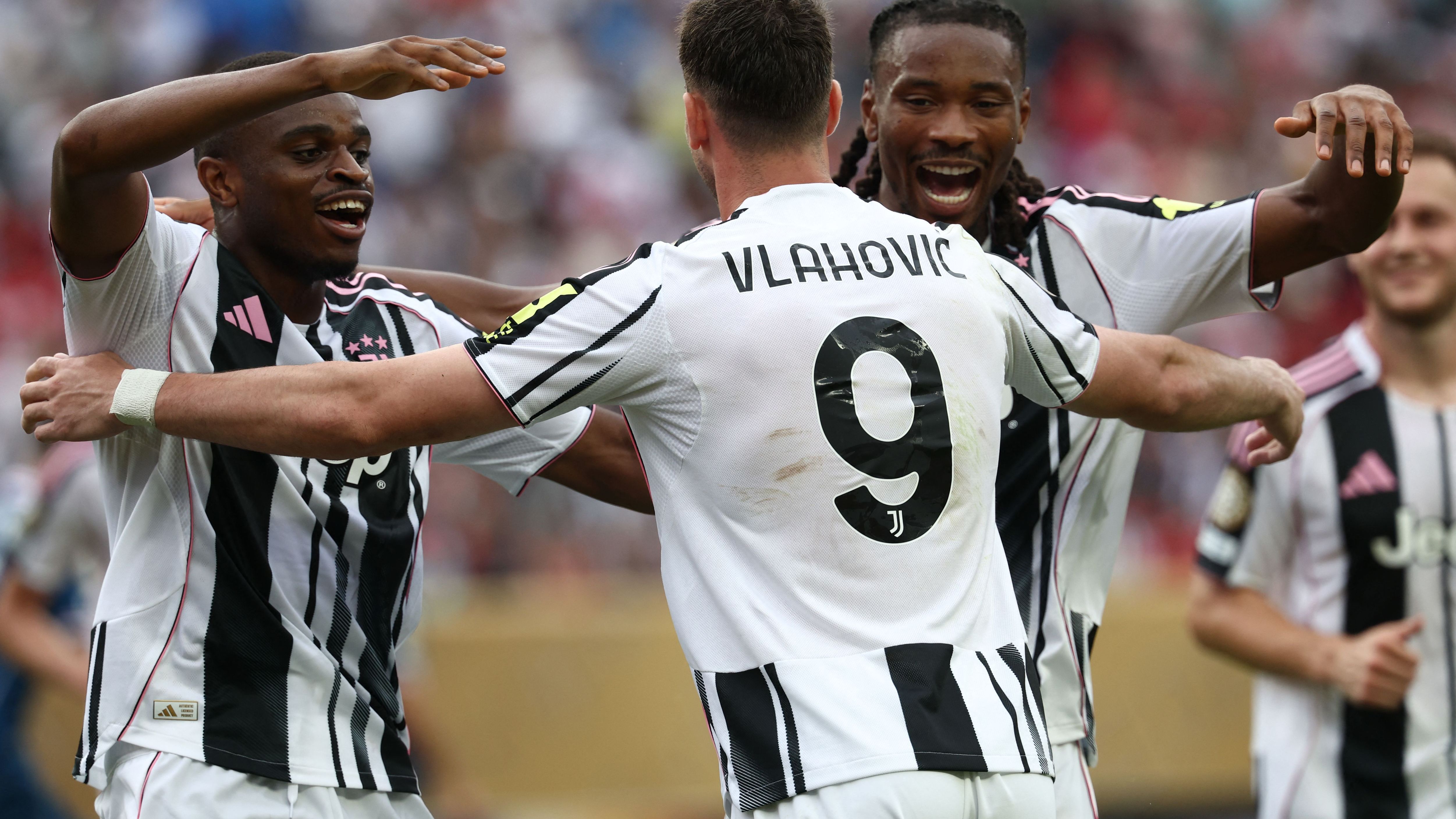 ‘We trust him, but we’re seeking another striker’ - AC Milan director says club wants competition for Mexico's Santiago Giménez