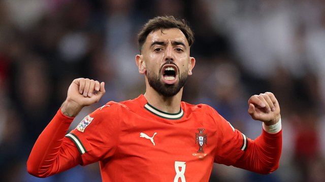 Bruno Fernandes' 'mistake'? Man Utd legend heaps praise on Red Devils captain for staying at 'big club' instead of taking £100m Saudi Arabia offer