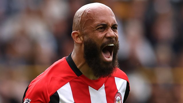 Bruno Fernandes' 'mistake'? Man Utd legend heaps praise on Red Devils captain for staying at 'big club' instead of taking £100m Saudi Arabia offer