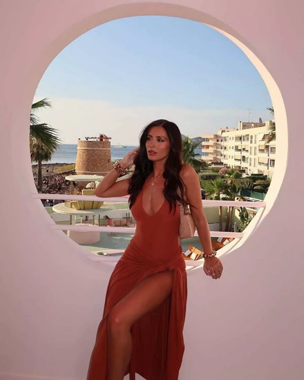 Man Utd ace 'romances Kylian Mbappe's ex-girlfriend' as eye-catching pics emerge