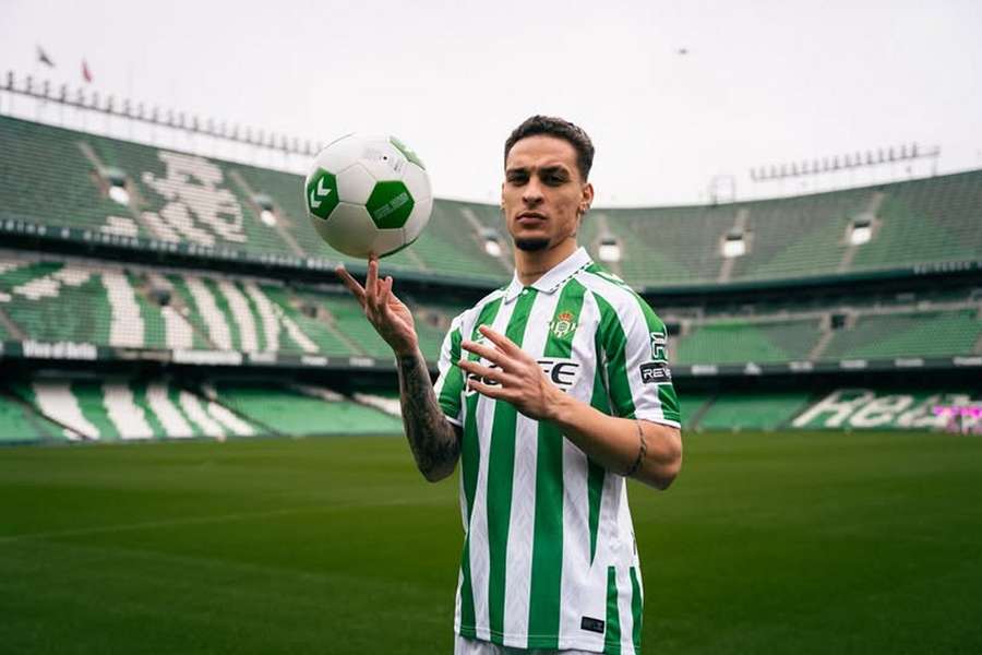 Antony’s Next Move? Real Betis Face Setback as La Liga Rivals Lead Race for Man United Winger