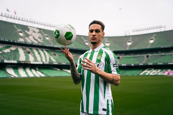Antony Set to Snub Benfica as Man United Winger Pushes for Real Betis Return