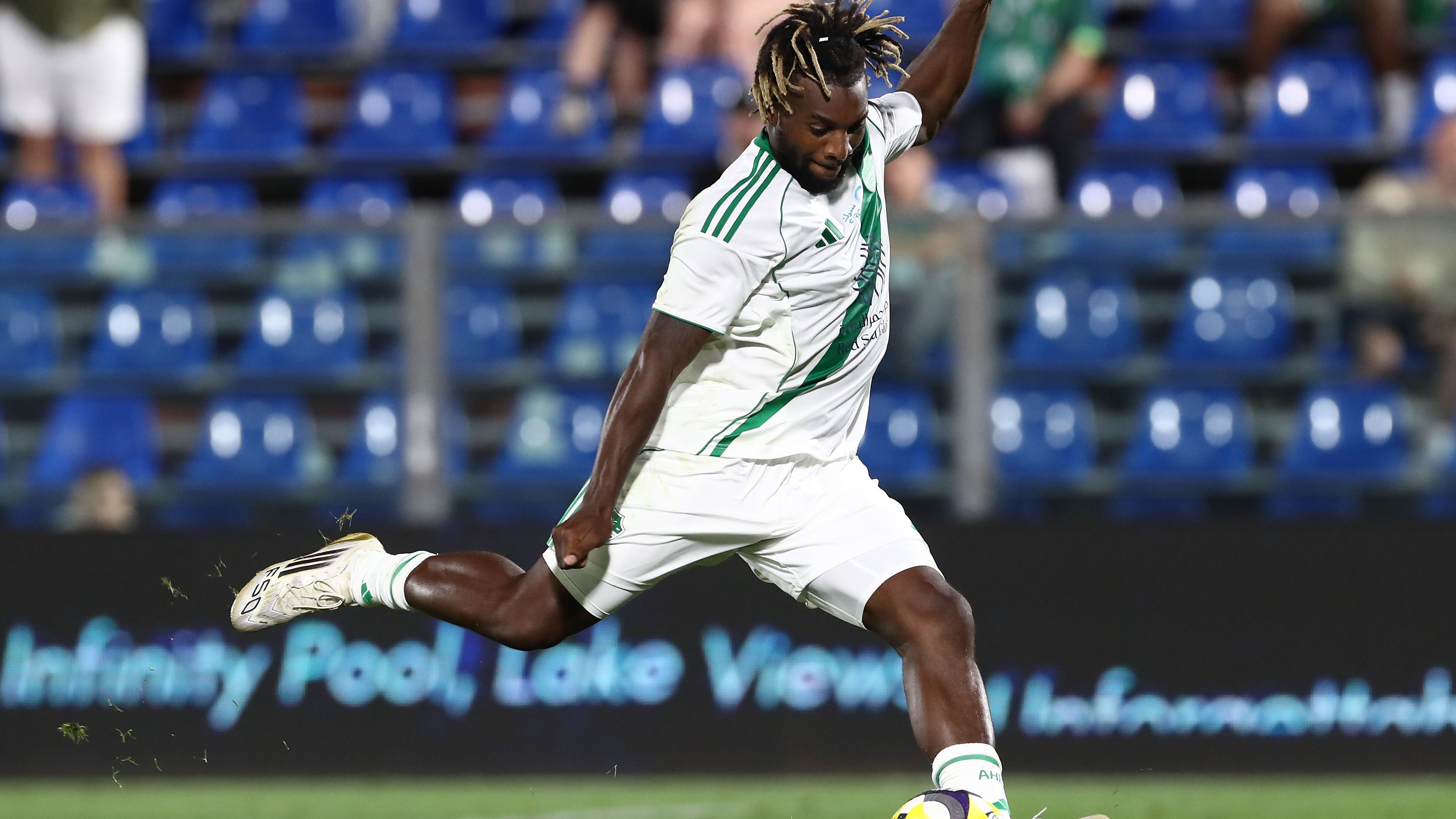 'Happy to be here, thank you for the welcome' - Allan Saint-Maximin greeted by 200 fans on arrival in Mexico ahead of Club América move