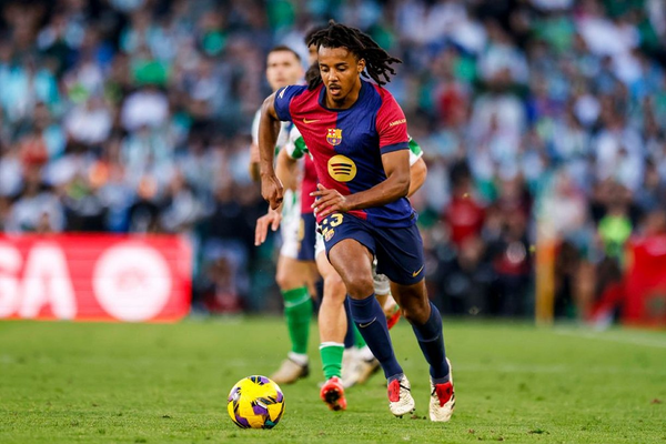 Kounde pens new Barcelona contract